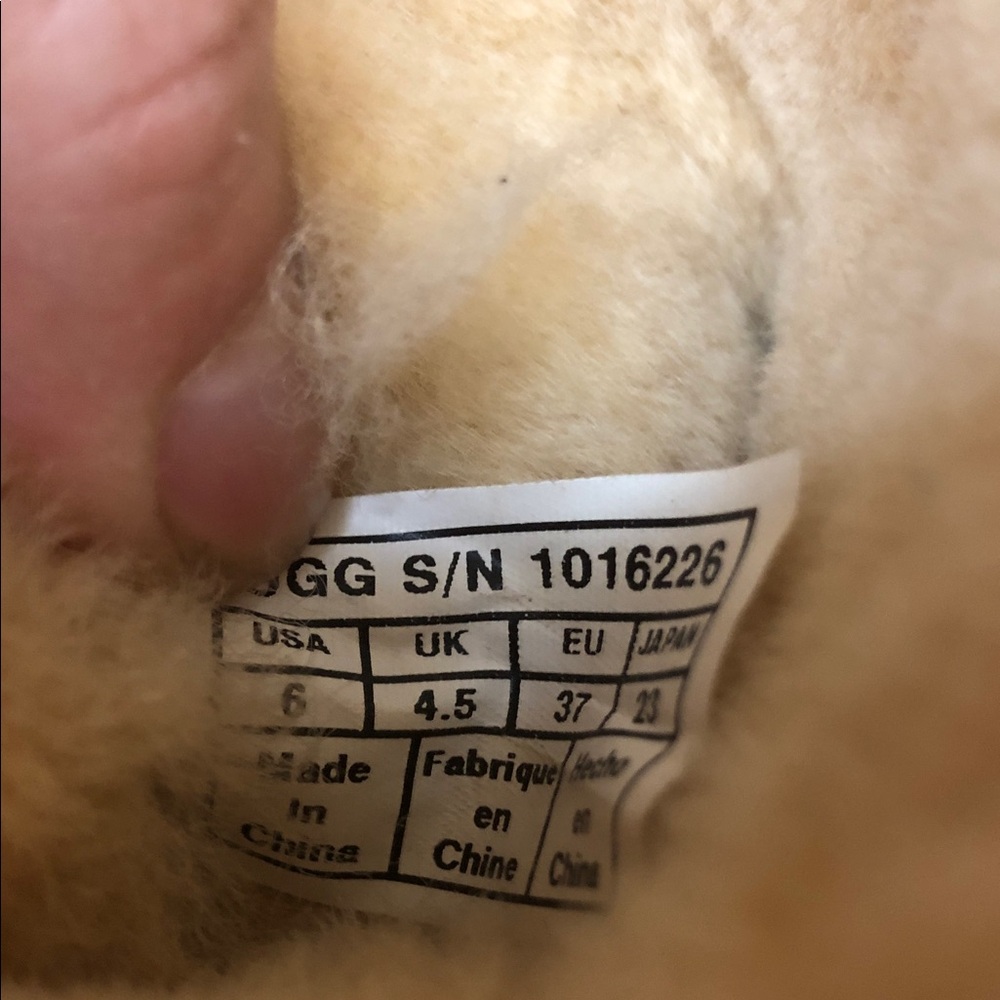 UGG Tan Bailey Button Boots LIKE NEW - Picture 5 of 6